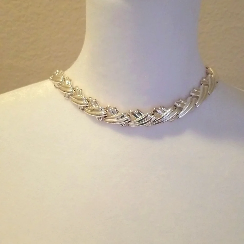 Napier necklace choker,silver tone, signed, 16inch. - Picture 4 of 4